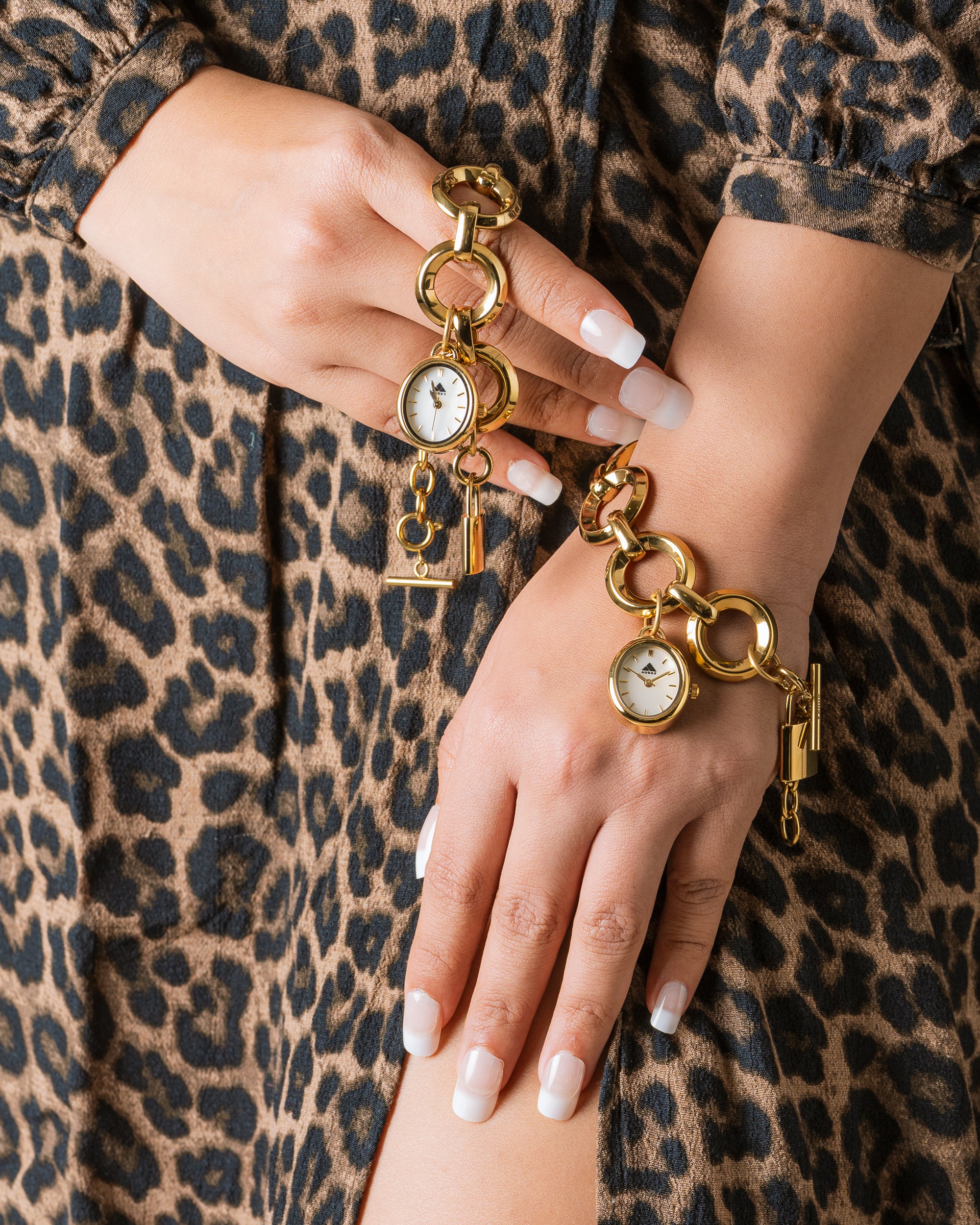 The Signature Charm Watch Gold White MOP